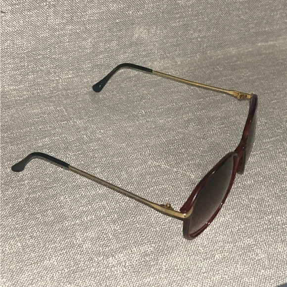 Brown tortoiseshell sunglasses with gold accents #sunglasses #glasses - Picture 3 of 3